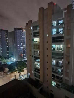 Apto 8° andar, 4 min do shopping.